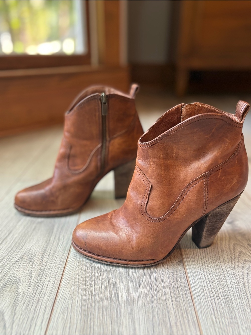 Frye Madeline Short Boot Cognac Brown Leather Chunky Heel Ankle Booties Wmn 9.5